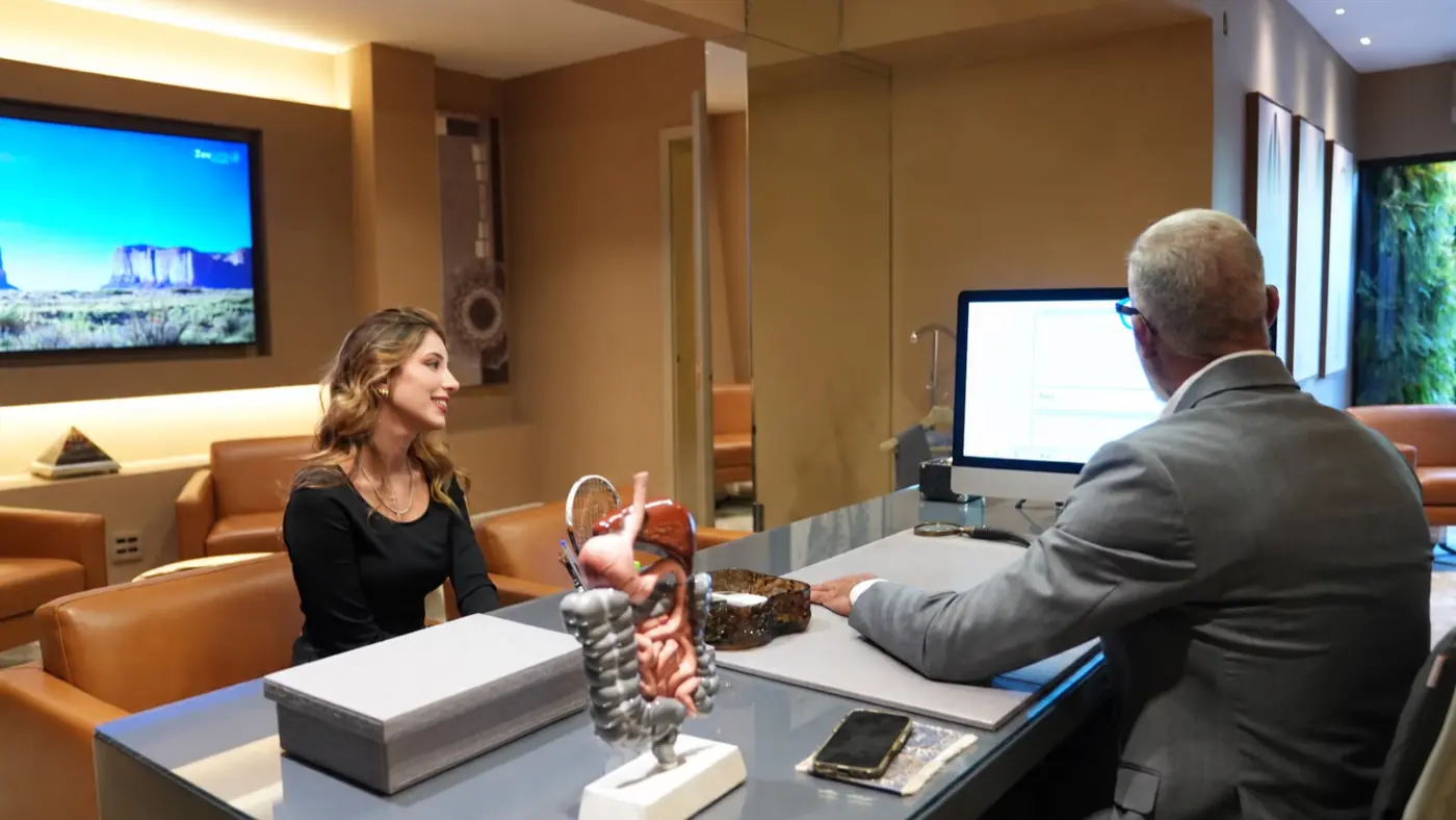 Consultório do Dr. Mohamad Barakat durante um atendimento