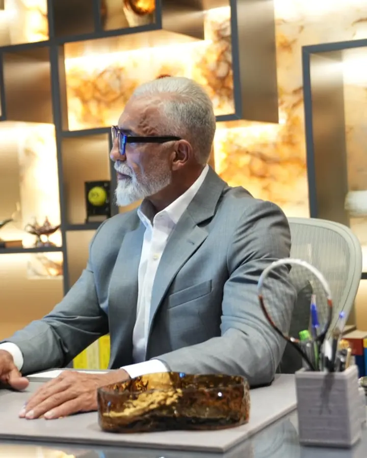 Dr. Mohamad Barakat sentado à mesa em seu consultório no Instituto