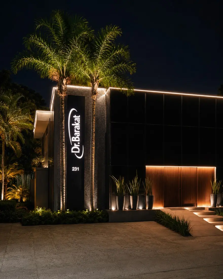 Fachada iluminada do Instituto Dr. Barakat à noite, Av. Brasil, 231