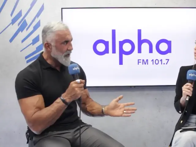 Dr. Barakat em entrevista no estúdio da Alpha FM